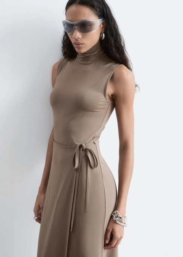 Ärmelloses Midikleid mit Rollkragen Ärmelloses Midikleid mit Rollkragen