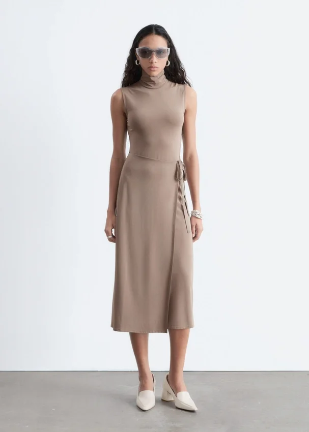 Ärmelloses Midikleid mit Rollkragen Ärmelloses Midikleid mit Rollkragen