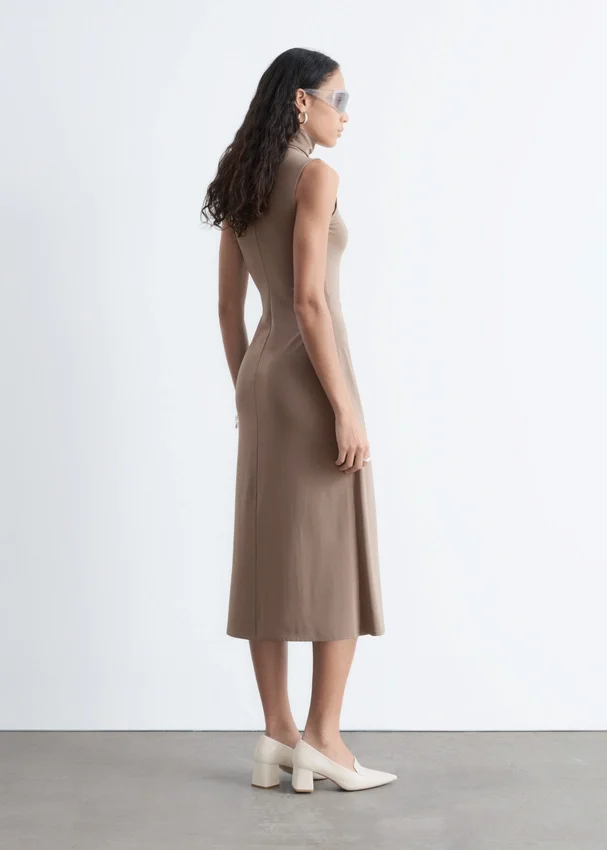 Ärmelloses Midikleid mit Rollkragen Ärmelloses Midikleid mit Rollkragen