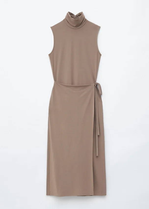 Ärmelloses Midikleid mit Rollkragen Ärmelloses Midikleid mit Rollkragen