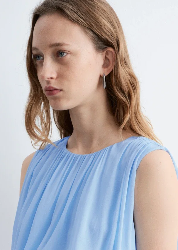 Ärmelloses Minikleid mit Rüschen Ärmelloses Minikleid mit Rüschen