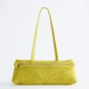 Schlanke Schultertasche