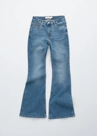 Schmale Bootcut-Jeans mit niedriger Leibhöhe Schmale Bootcut-Jeans mit niedriger Leibhöhe