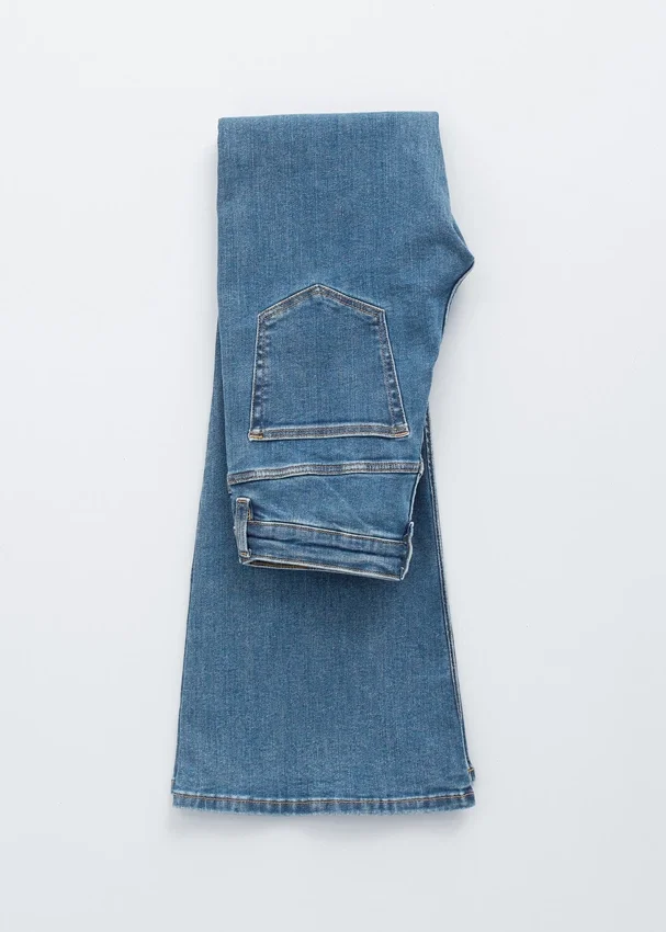Schmale Bootcut-Jeans mit niedriger Leibhöhe Schmale Bootcut-Jeans mit niedriger Leibhöhe