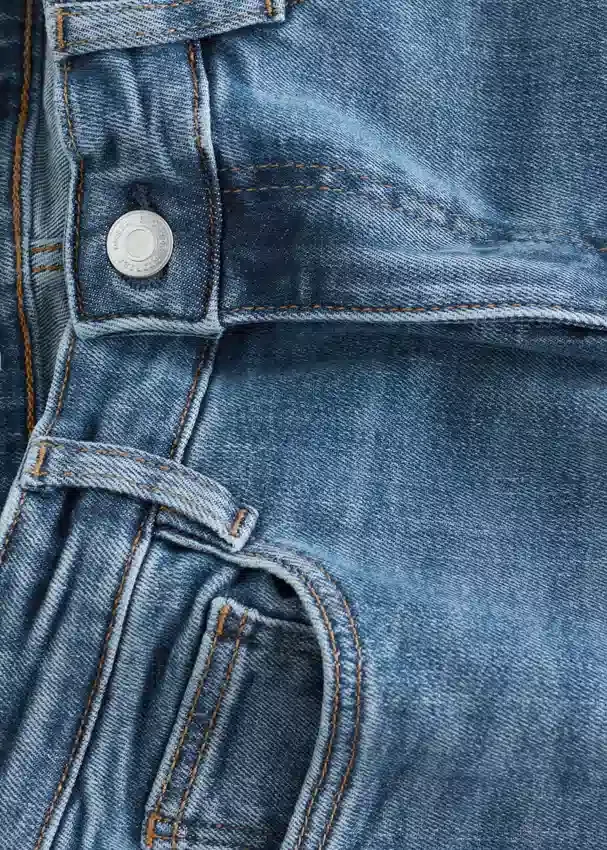 Schmale Bootcut-Jeans mit niedriger Leibhöhe Schmale Bootcut-Jeans mit niedriger Leibhöhe