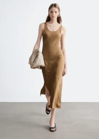 Schräg geschnittenes Midikleid