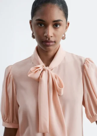 Seiden-Bluse mit Krawattenkragen Seiden-Bluse mit Krawattenkragen