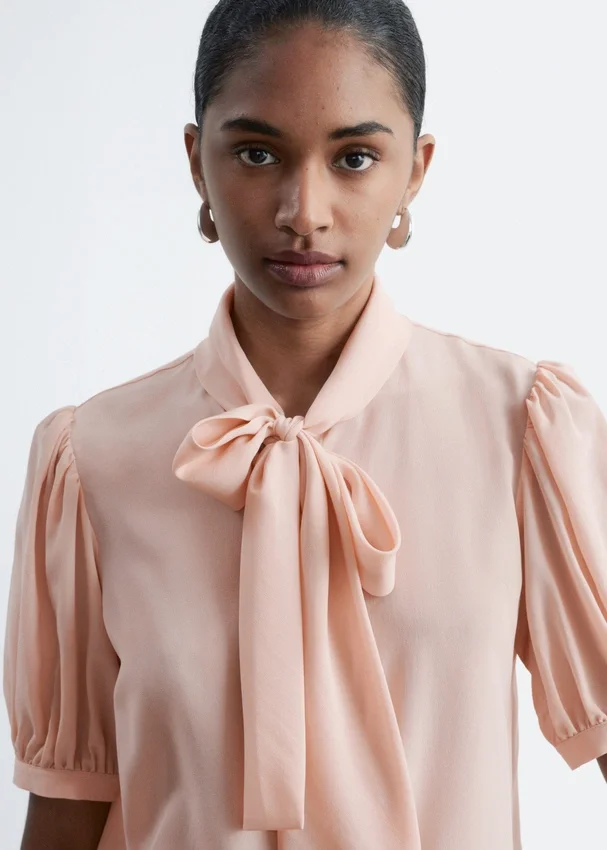 Seiden-Bluse mit Krawattenkragen Seiden-Bluse mit Krawattenkragen