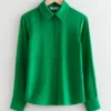 Seiden-Bluse mit Muschelknöpfen Seiden-Bluse mit Muschelknöpfen