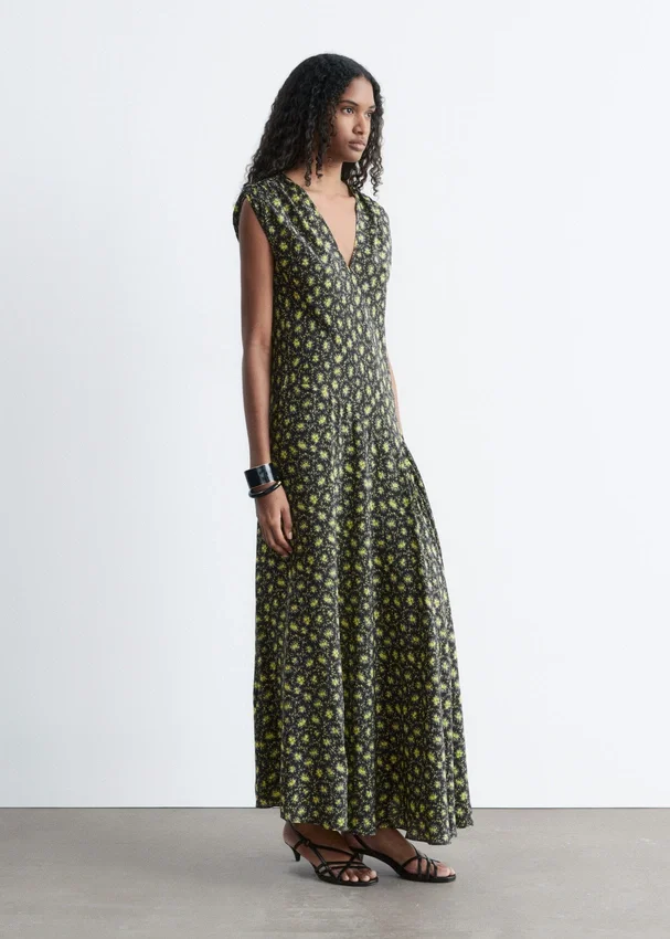 Seiden-Maxikleid mit V-Ausschnitt Seiden-Maxikleid mit V-Ausschnitt