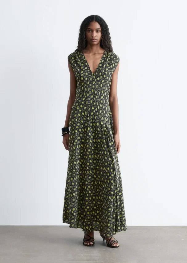 Seiden-Maxikleid mit V-Ausschnitt Seiden-Maxikleid mit V-Ausschnitt