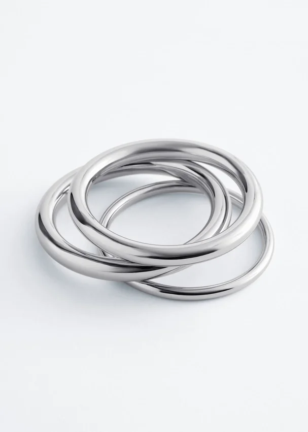 Set aus röhrenförmigen Armreifen Set aus röhrenförmigen Armreifen