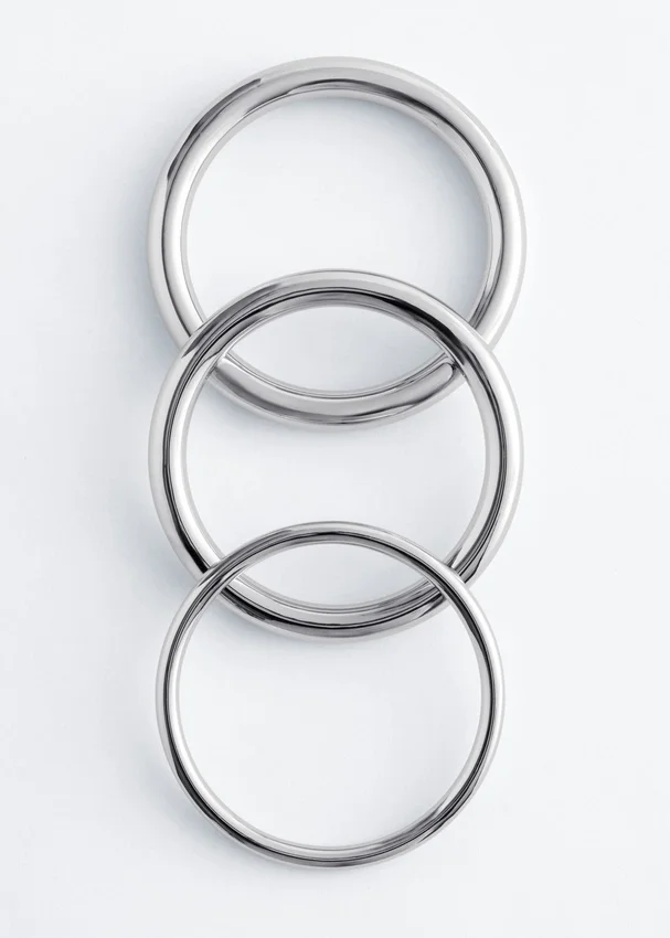 Set aus röhrenförmigen Armreifen Set aus röhrenförmigen Armreifen