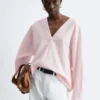 Skulpturale Baumwoll-V-Ausschnitt-Bluse Skulpturale Baumwoll-V-Ausschnitt-Bluse