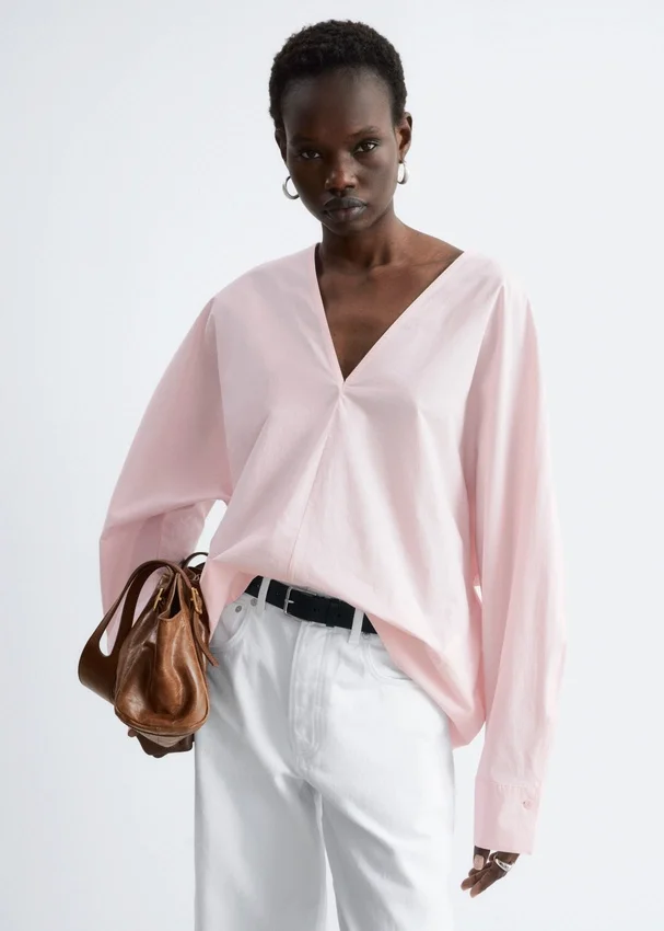 Skulpturale Baumwoll-V-Ausschnitt-Bluse Skulpturale Baumwoll-V-Ausschnitt-Bluse