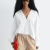 Skulpturale Baumwoll-V-Ausschnitt-Bluse Skulpturale Baumwoll-V-Ausschnitt-Bluse