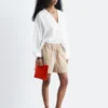 Skulpturale Baumwoll-V-Ausschnitt-Bluse Skulpturale Baumwoll-V-Ausschnitt-Bluse