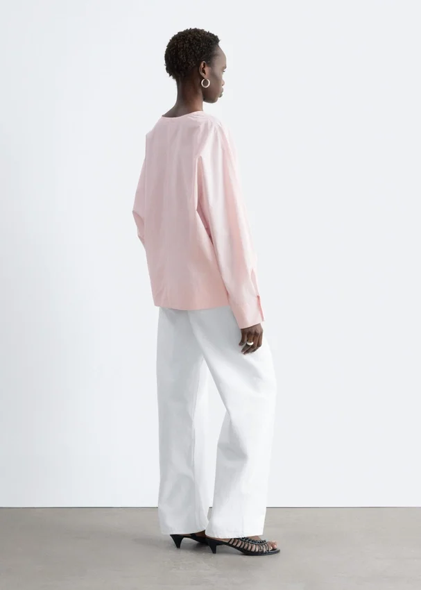 Skulpturale Baumwoll-V-Ausschnitt-Bluse Skulpturale Baumwoll-V-Ausschnitt-Bluse