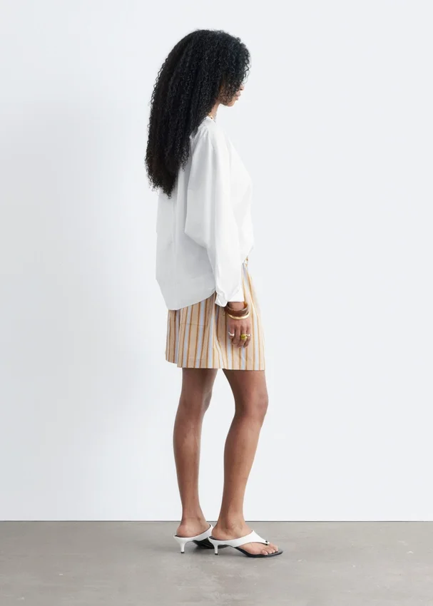Skulpturale Baumwoll-V-Ausschnitt-Bluse Skulpturale Baumwoll-V-Ausschnitt-Bluse
