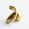 Skulpturaler Ring mit zwei Windungen