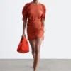 Skulpturales Minikleid mit Rüschen