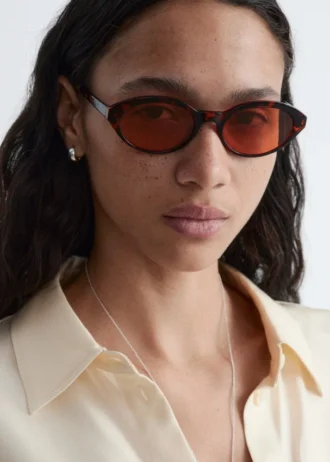 Sonnenbrille mit ovalem Rahmen