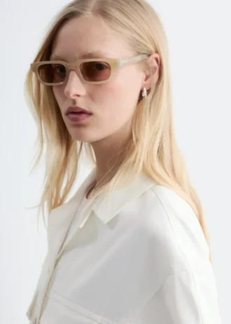 Sonnenbrille mit schmalem Rahmen