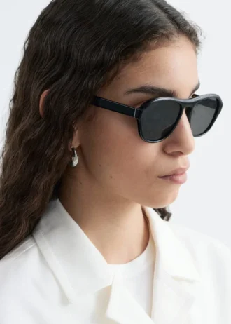 Sonnenbrille mit weichen Kanten und quadratischem Rahmen