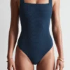 Strandkleid mit strukturierter Schleife Strandkleid mit strukturierter Schleife