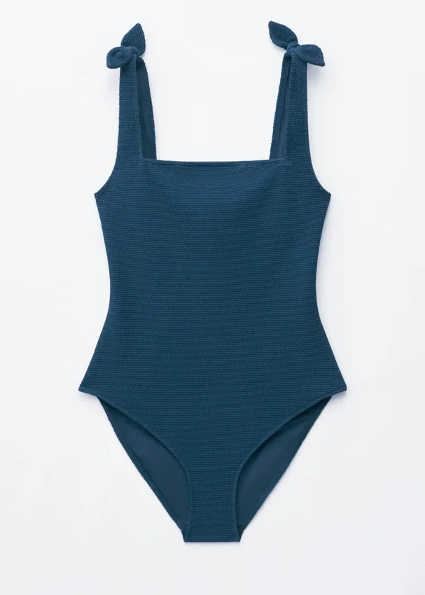 Strandkleid mit strukturierter Schleife Strandkleid mit strukturierter Schleife