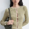 Strickcardigan mit Schlüssellochausschnitt und Rippbündchen vorne Strickcardigan mit Schlüssellochausschnitt und Rippbündchen vorne