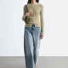 Strickcardigan mit Schlüssellochausschnitt und Rippbündchen vorne Strickcardigan mit Schlüssellochausschnitt und Rippbündchen vorne