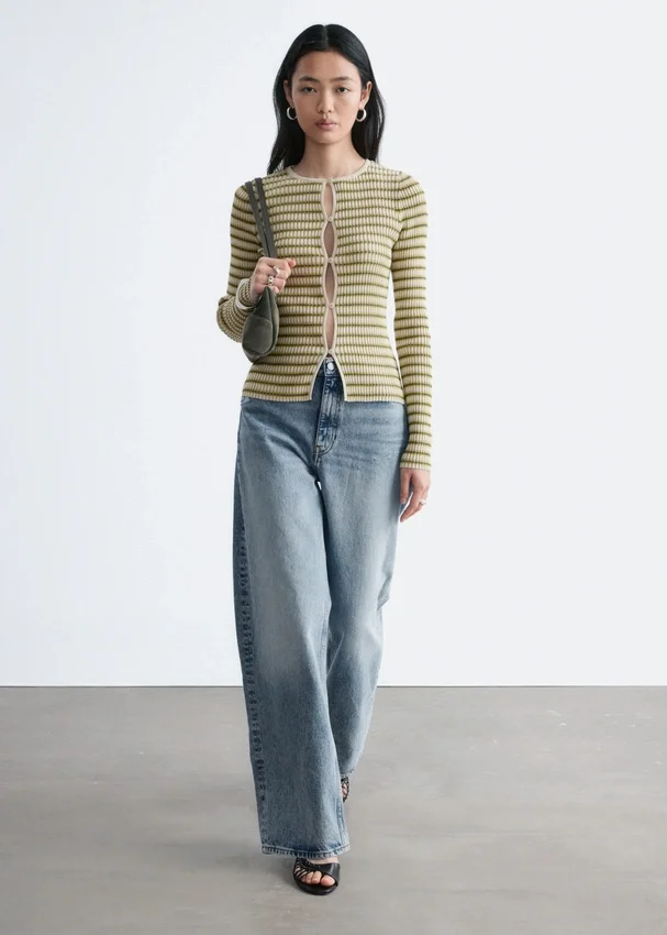 Strickcardigan mit Schlüssellochausschnitt und Rippbündchen vorne Strickcardigan mit Schlüssellochausschnitt und Rippbündchen vorne