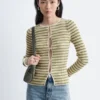 Strickcardigan mit Schlüssellochausschnitt und Rippbündchen vorne Strickcardigan mit Schlüssellochausschnitt und Rippbündchen vorne
