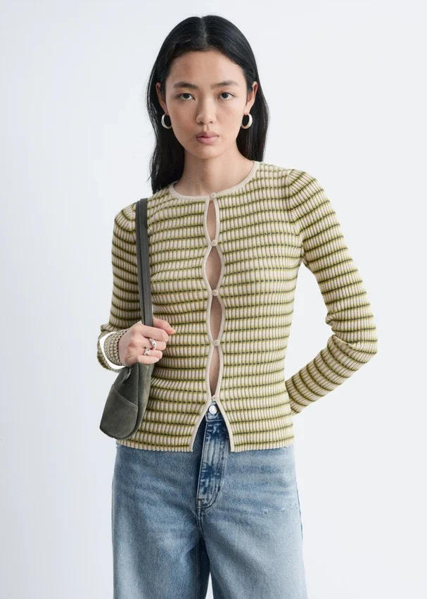 Strickcardigan mit Schlüssellochausschnitt und Rippbündchen vorne Strickcardigan mit Schlüssellochausschnitt und Rippbündchen vorne