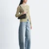 Strickcardigan mit Schlüssellochausschnitt und Rippbündchen vorne Strickcardigan mit Schlüssellochausschnitt und Rippbündchen vorne
