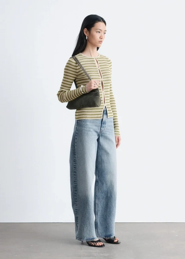 Strickcardigan mit Schlüssellochausschnitt und Rippbündchen vorne Strickcardigan mit Schlüssellochausschnitt und Rippbündchen vorne