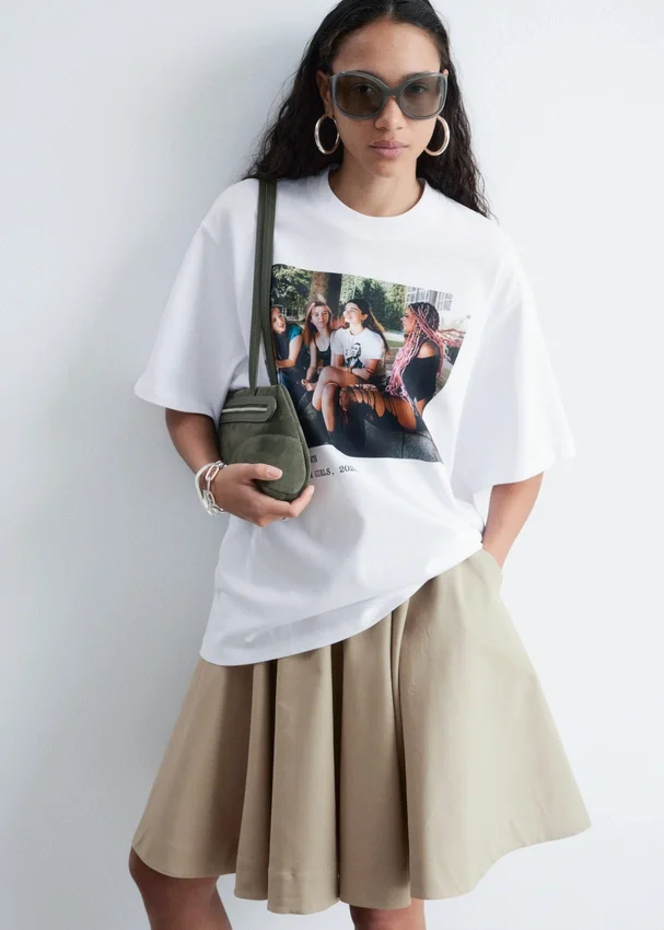 T-Shirt mit übergroßem Aufdruck T-Shirt mit übergroßem Aufdruck