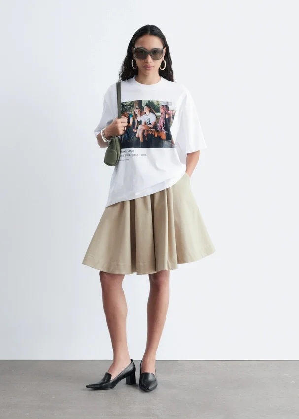 T-Shirt mit übergroßem Aufdruck T-Shirt mit übergroßem Aufdruck
