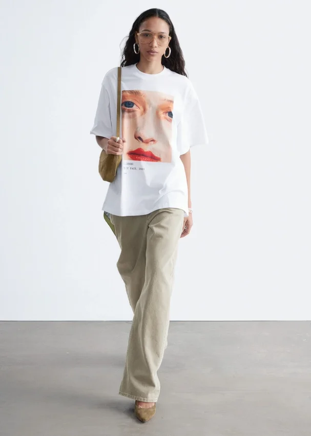 T-Shirt mit übergroßem Aufdruck T-Shirt mit übergroßem Aufdruck