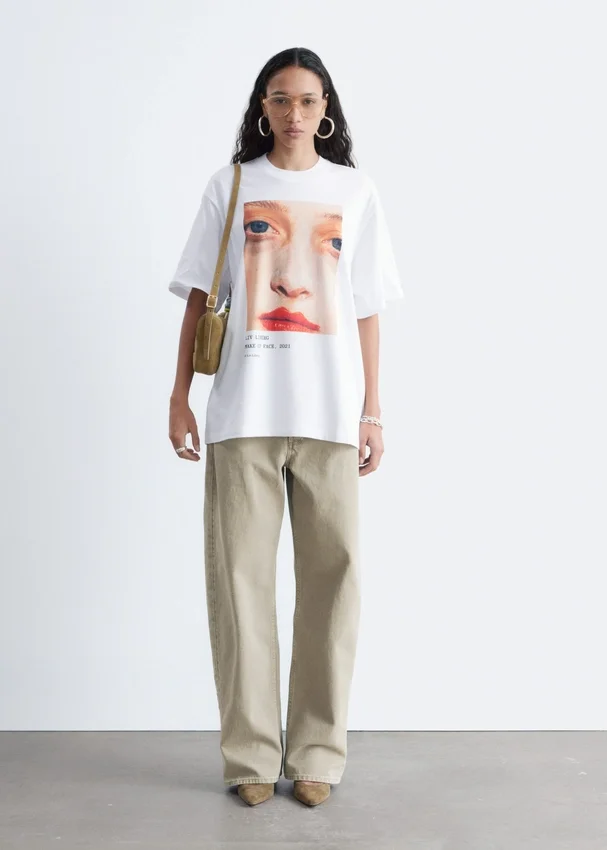 T-Shirt mit übergroßem Aufdruck T-Shirt mit übergroßem Aufdruck