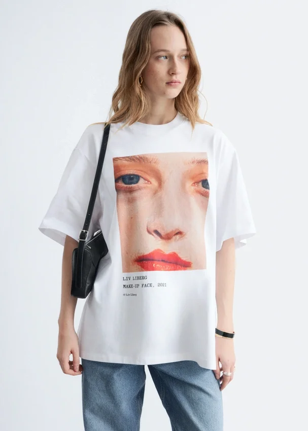 T-Shirt mit übergroßem Aufdruck T-Shirt mit übergroßem Aufdruck