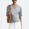 T-Shirt mit gerafftem V-Ausschnitt T-Shirt mit gerafftem V-Ausschnitt