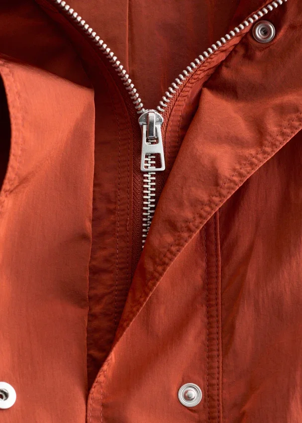 Technischer Nylon-Parka mit Kapuze Technischer Nylon-Parka mit Kapuze