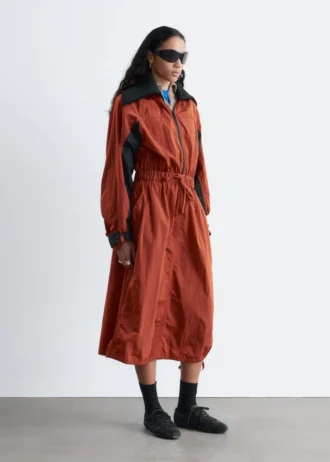 Technisches Midikleid mit Kordelzug Technisches Midikleid mit Kordelzug