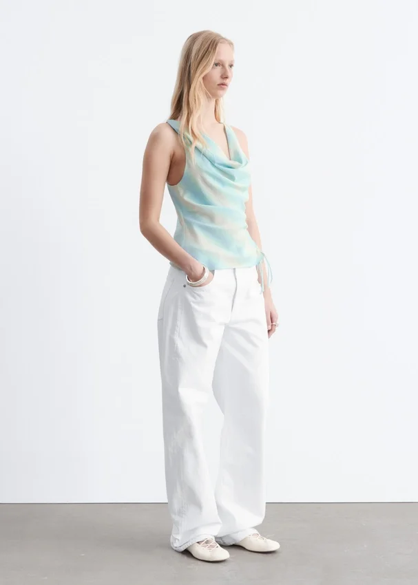 Top mit Cowl-Ausschnitt und Kordelzug Top mit Cowl-Ausschnitt und Kordelzug