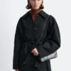 Trenchcoat aus Wolle mit Bindegürtel