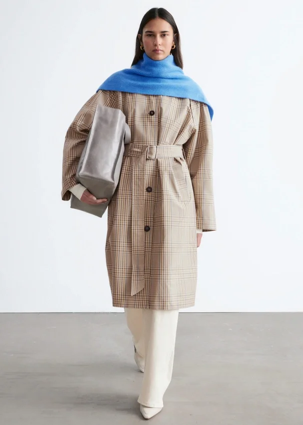 Trenchcoat mit kariertem Muster und Schnallengürtel Trenchcoat mit kariertem Muster und Schnallengürtel