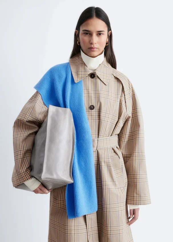 Trenchcoat mit kariertem Muster und Schnallengürtel Trenchcoat mit kariertem Muster und Schnallengürtel