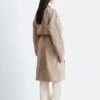 Trenchcoat mit kariertem Muster und Schnallengürtel Trenchcoat mit kariertem Muster und Schnallengürtel